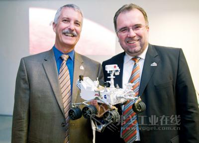 NASA火星探测计划项目主管Doug McCuistion（左）与西门子工业业务领域CEO鲁思沃博士共同展示火星探测器模型