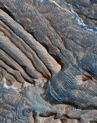 HiRISE 图片显示火星上的沉积岩分层