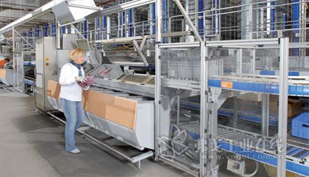符合人体工程学设计的工作站：在胜斐迩旋转系统，从面前的货箱取出的货物被拣选至下面的货盒中用于发运。