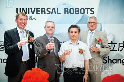 优傲机器人首席执行官恩里克.克罗格.艾佛森(Enrico Krog Iversen)先生（左一）出席活动