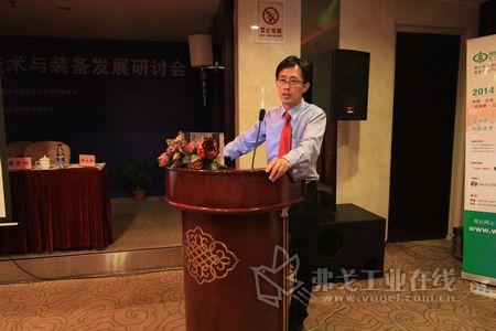 倍福中国区木工行业经理吴腾云在会议上做技术演讲。