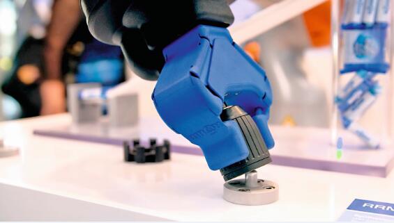 图2 Roehm公司与KUKA公司合作研发并通过增材制造的方式推出了首个具有人-机器人-合作能力的的夹具