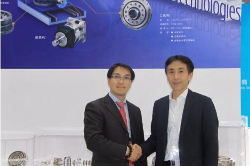 德国弗戈媒体-MM现代工业机器人主编陈永光先生（左）和住友重机械减速机（中国）有限公司MCD产品总监桥本研也先生（右）