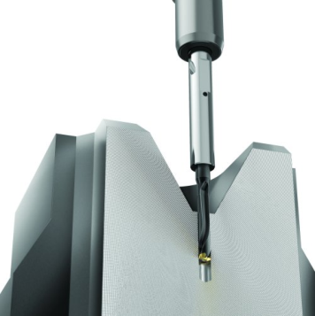 因为使用肯纳金属公司最新推出的液压型延长刀柄，边角部位的钻孔以及深孔铰削都不再困难。