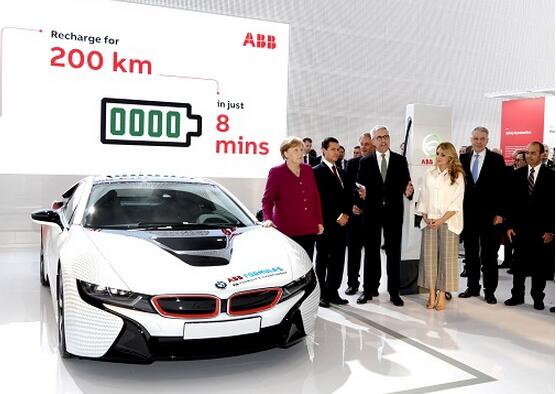 德国总理默克尔和墨西哥总统涅托在ABB集团首席执行官史毕福的陪同下参观2018年德国汉诺威工业博览会ABB展台，并详细了解ABB推出的最新型电动交通解决方案 —— Terra HP快速充电桩。
