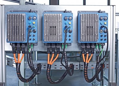 NORDAC LINK分布式驱动系统可靠近电机灵活安装，还可用作变频器或电机启动器。