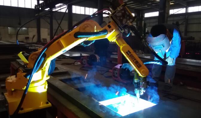 自卸车箱板时代弧焊机器人系统现场