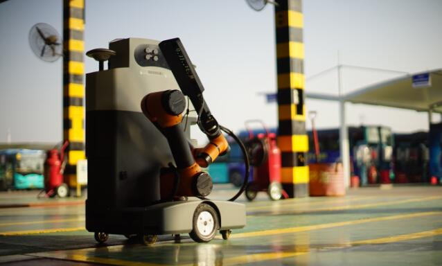 优艾智合室外自动检测轮胎服务机器人