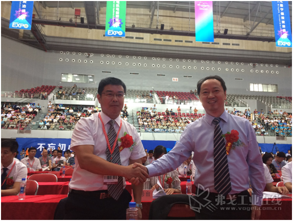 施耐德电气公司事务及可持续发展部总监阎新华(右)与福安市副市长蓝和鸣(左)握手致意
