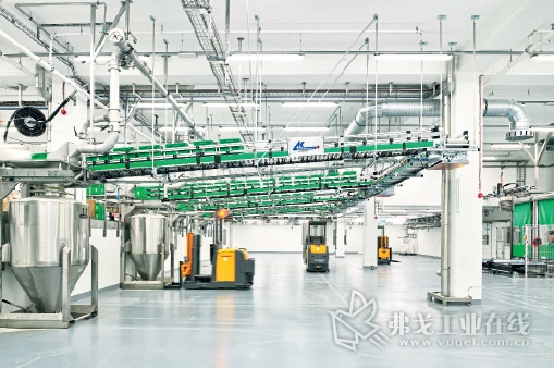 Hügli公司干调料生产线中用于连接封闭式物流中心的集装容器 灌装设备
