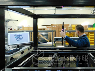 3D Systems公司项目经理Bryan Rough使用海克斯康AICON MoveInspect XR8光学坐标测量机和Geomagic®Control X™三维检测软件检测ProX®SLS 6100 3D打印机框架。