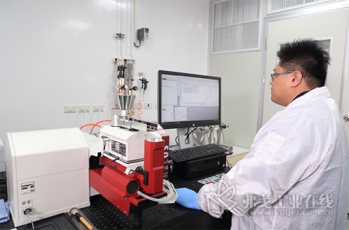 张峻铭博士在核心实验室分析金属粉末材料并讲解雷尼绍粉材优势