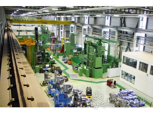 在位于Mülheim地区鲁尔河畔的西门子PG工厂里对发电站涡轮机机壳的加工