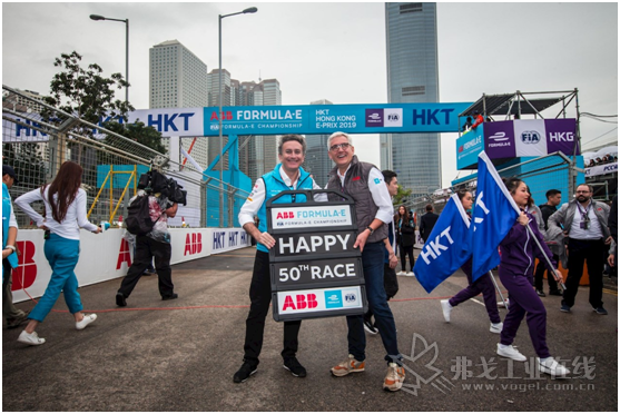 ABB集团CEO史毕福博士与电动方程式创始人兼CEO Alejandro Agag共同庆祝ABB国际汽联电动方程式锦标赛第50场比赛在香港开赛