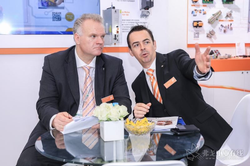 左：Jörg Scheer 魏德米勒全球装置制造及现场联接事业部执行副总裁  右：Peter Walker 魏德米勒全球业务开发经理——装置制造