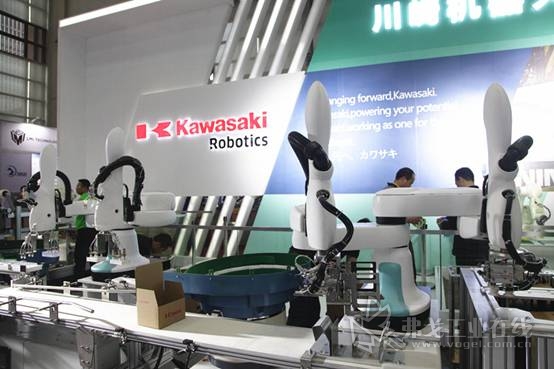 川崎机器人（8H04）的7台双臂协作机器人duAro纸板箱生产线精彩出展