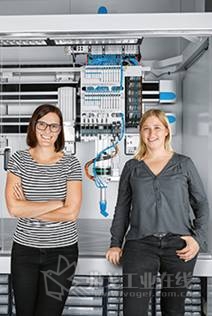 这两位 Festo 同事将一个仿生原型开发出了形状自适应气爪 DHEF，成为样本产品: Stefanie Seiler (产品管理，左边) und Nenja Rieskamp (产品开发).