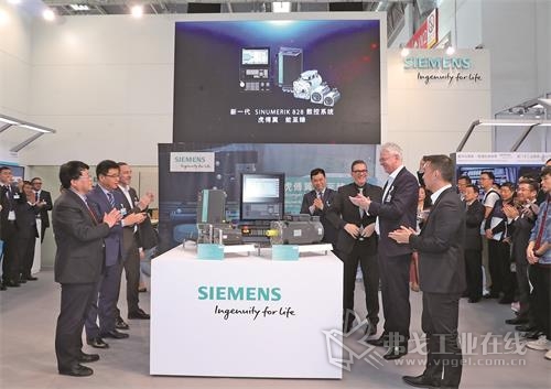 在CIMT 2019展会现场，西门子重磅推出了其新一代Sinumerik 828数控系统软硬件产品组合