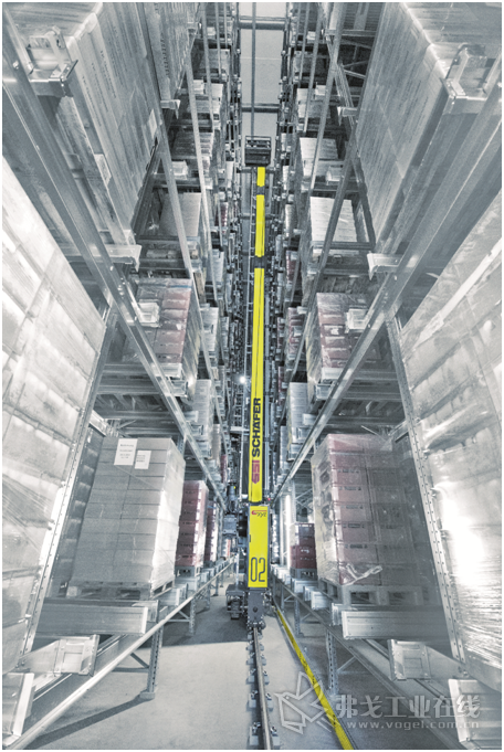 图2 Hochreiter肉制品公司新建的HRL高架立体冷冻仓库设计为通道型仓库，使用两个Exyz型的RBG高效托盘堆垛车，通道运输车Orbiter则充当装卸设备的角色