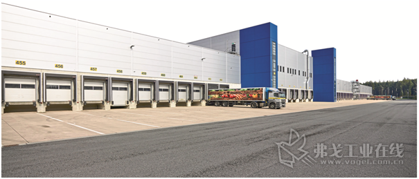 Edeka公司在扩建Wiedelstede中央仓库时配用的主要是Hörmann公司研发生产的仓库门和装卸技术设备