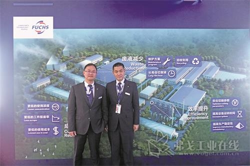 福斯润滑油（中国）有限公司销售副总裁 刘靖奎先生（右）和市场营销总监杨志远先生（左）