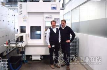 Pankl 变速器生产厂长 Bernd Kögler（左）和埃马克萨拉赫有限公司 90（EMAG Salach GmbH，埃马克奥地利分公司）的 Stefan Wonnebauer在一台埃马克 VL 100 机床前。