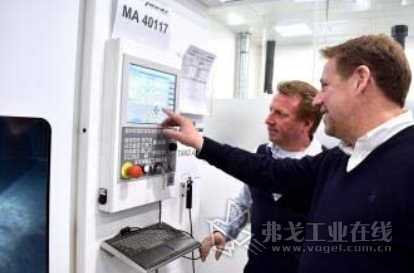 Pankl 厂长 Bernd Kögler（左）和埃马克的 Stefan Wonnebauer 在 一台埃马克机床的控制界面前。Alt-Tag: 埃马克机床控制界面