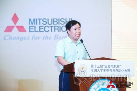 中国自动化学会副理事长侯增广教授为颁奖典礼致辞