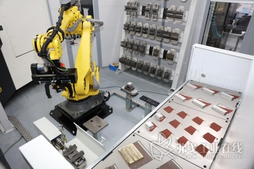 图1  机器人的工作范围可达升降式工件库系统、台钳架、台钳位、定心位和缓存位