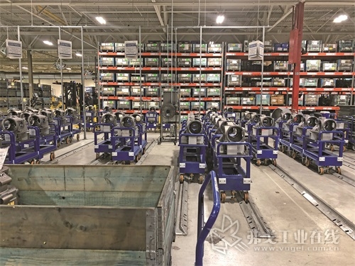 图1 Volvo Powertrain公司在马里兰州哈格斯敦的工厂可生产D11和D13发动机以及I-Shift自动手动变速器，图中所示轴套成品已完成加工，准备送往组装部进行组装