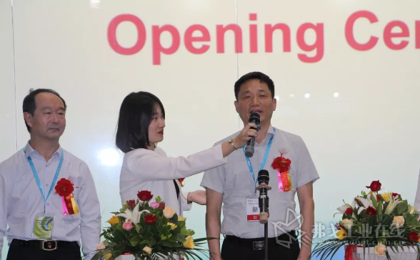 广州市工业和信息化局巡视员叶嵩先生宣布大会开幕