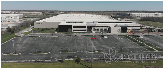 图1 奥地利TGW公司为零配件销售商TVH Parts Go.公司在美国的堪萨斯州建造了一座自动化的配送中心。TGW公司的五通道穿梭机系统保证了51 000个架口的物资存取，并配有高效的人工分拣工作站，确保配送中心有着最大的物流配送灵活性