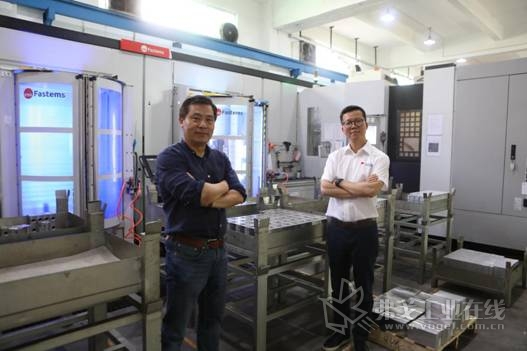 深圳市桑特液压技术有限公司董事总经理张法林先生（左）与Fastems芬发自动化（上海）有限公司总经理丁永平先生（右）