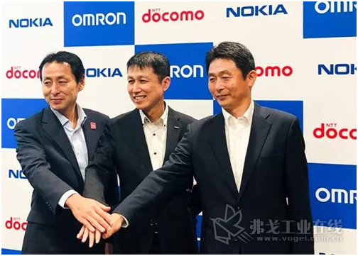 中间：欧姆龙IAB技术开发总部部长福井  左：NTT Docomo的代表  右：诺基亚集团的代表