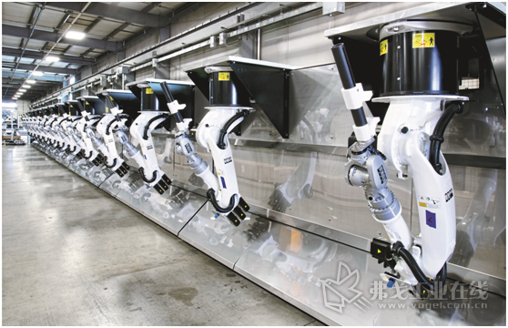 图2 Genesis集团公司的Robopogo零部件定位夹紧系统使用了多个关节机器人，是航空航天工业领域中理想的大型零部件定位、装夹系统