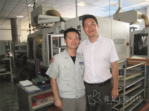 图3  德迈仕技术工程师吕昊楠先生（左）和托纳斯北方区销售经理李刚先生（右）