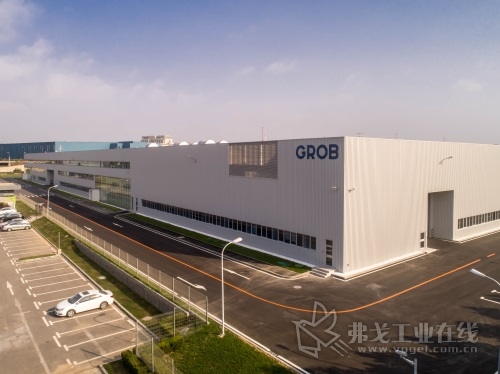 格劳博机床(中国)有限公司  大连生产基地三期扩建竣工之后的车间外景 –大气磅礴，尽展格劳博中国豪迈气概
