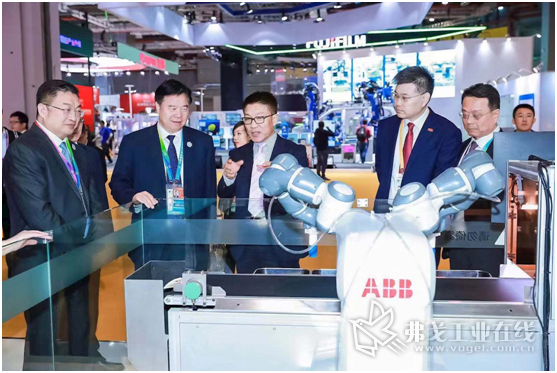 中石油王宜林董事长访问ABB展台了解ABB智能电气、AI机器学习技术