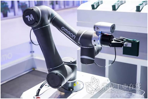 机器人一体化生产线让现场观众近距离接触无人化工厂