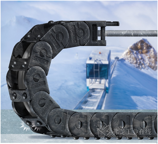 每个链节上的注塑凸点减小了拖链与底物接触的表面积，因而降低了 ice-chain 被冻住的风险。(来源：igus GmbH)