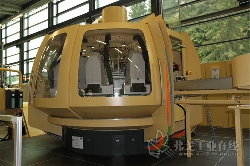 图2 准备发往中国客户的瑞士精机MTR414HXL数控机床