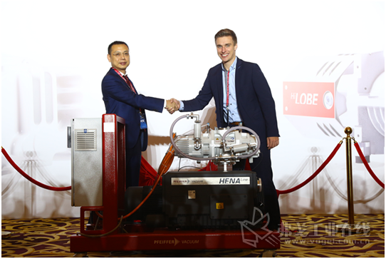 普发真空中国区总经理郑洪(左)和全球工业市场经理 Florian Schneider(右)为新产品揭幕