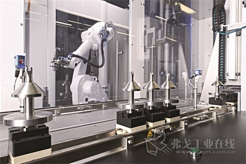 艾美仕公司的产品包含自动化生产线，例如图中这种用于安全输送医疗用品并可以单独调节的机械臂