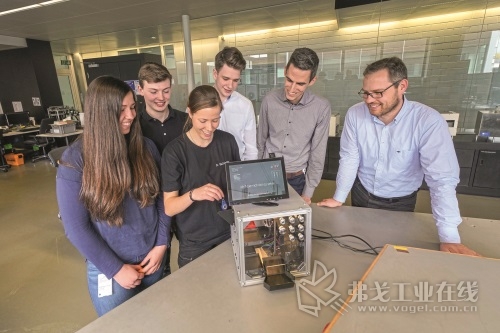巴登符腾堡双元制大学不同课程的学生将开发Trumpf立方体。图中从左至右：Livia Greisiger，Kai-Uwe Hüber，Dniela Schindler，Julian Gergen，Daniel Stannard（数字讲师）和Torsten Klaus（技术学徒主管）正在进行“Digital Key Saf”项目
