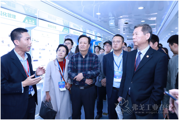 图四 深圳及周边地区政府领导、科研院所、制造企业关键决策人员等详细了解了台达自动化展车所展示的绿色制造解决方案。