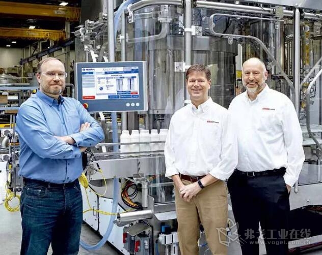 ProMachFilling Systems 公司电气控制工程师 Chad Oettinger、倍福应用工程师 Kurt Schneider 和倍福威斯康星区域销售经理 Tom Retzlaff（从左至右）